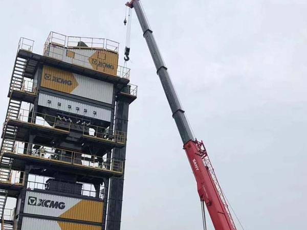 兩臺350噸汽車吊助力大灣港設(shè)備裝船