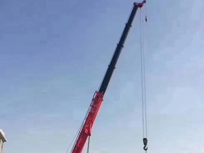 300噸汽車吊助力橋梁吊裝安裝現(xiàn)場